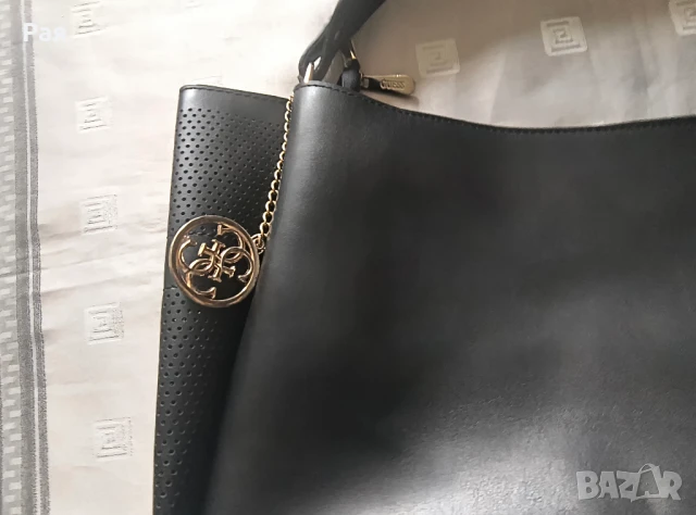 Черна дамска чанта Guess, снимка 8 - Чанти - 50664999