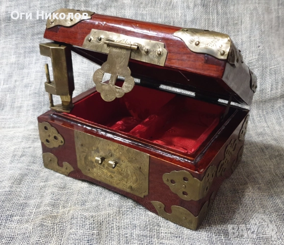 Красива бижутиера от екзотична дървесина и богат бронзов обков, снимка 4 - Антикварни и старинни предмети - 52423760