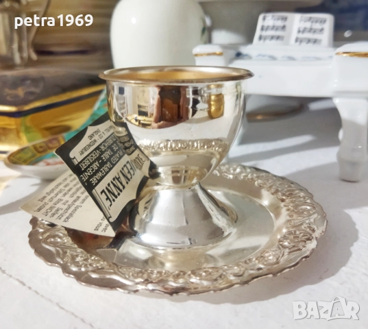 Английска посребрена поставка за яйце, коктиера, на Queen Anne
