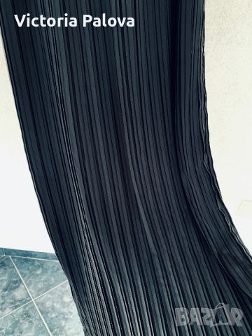 Интересна черна рокля с плисе, снимка 4 - Рокли - 45271450