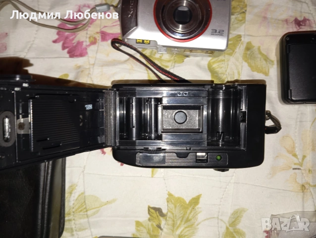 Лот фотоапарати 3бр с ленти и един цифров., снимка 8 - Фотоапарати - 53064498