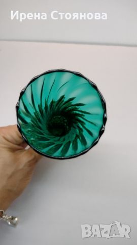 Малка кристална вазичка в изумрудено зелен цвят, извито оребрена., снимка 5 - Вази - 45740852