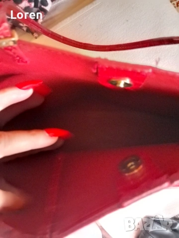 Червена чанта еко кожа тип имитира лак, снимка 3 - Чанти - 53467523