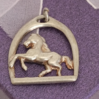 Сребърна висулка с кон ЖЧ38, снимка 1 - Колиета, медальони, синджири - 45005665