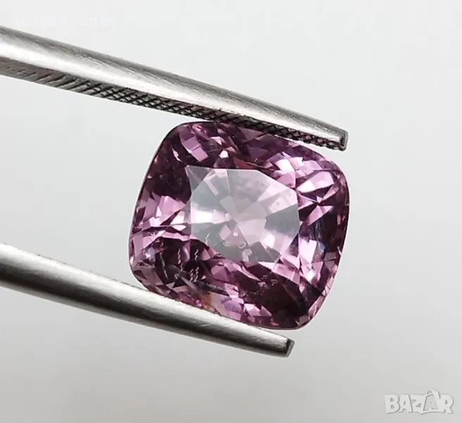 Естествен шпинел в лилав цвят и класическа форма - 3.43кт!, снимка 1