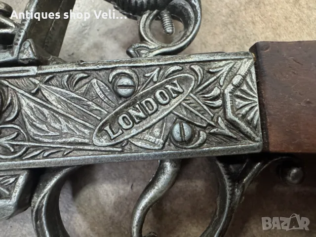 Чифт декоративни пищови №6958 Чифт кремъчни пистолети изработени от метал с дървен приклад. Механизм, снимка 10 - Други ценни предмети - 50419836