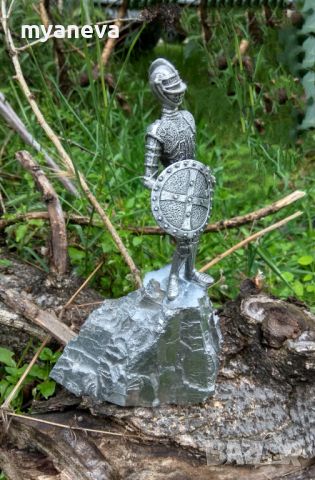 Скулптура на рицар  , метална с богата орнаментика , снимка 7 - Статуетки - 45879068