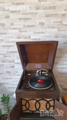Стар грамофон с манивела - His Masters Voicе- 1920"г. - Great Britain, снимка 2 - Антикварни и старинни предмети - 53796280
