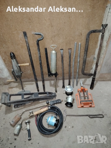 Продавам стари инструменти неща много запазени. 