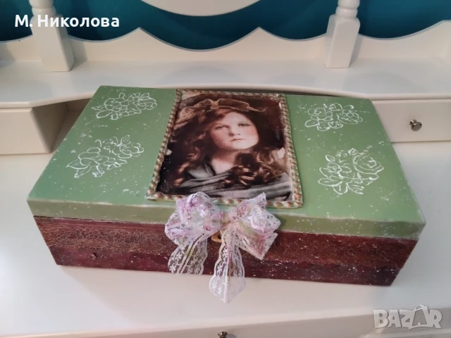 Ръчно декорирана кутия във винтидж стил.