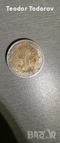 Леко изместен център.Френска монета от 2 евро от 2001 г.. 