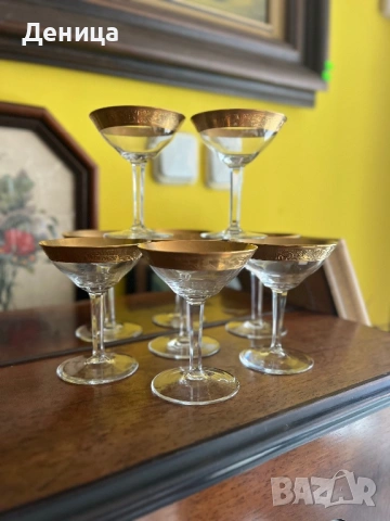 Обожавам ги 🥰 Бонбонски кристални чаши с любима форма и широк,гравиран златен кант и във вътрешност