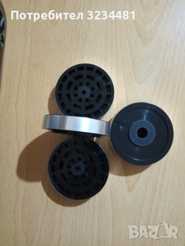 Прадавам комплект оригинални крачета от Marantz PM 6007