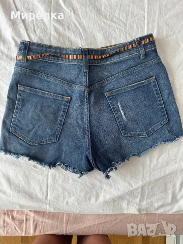 Нови дънкови къси панталони #United #Colors of #BENETTON 29 размер, снимка 2 - Къси панталони и бермуди - 51041033