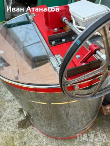 Пчеларска центрофуга с мотор и управление!