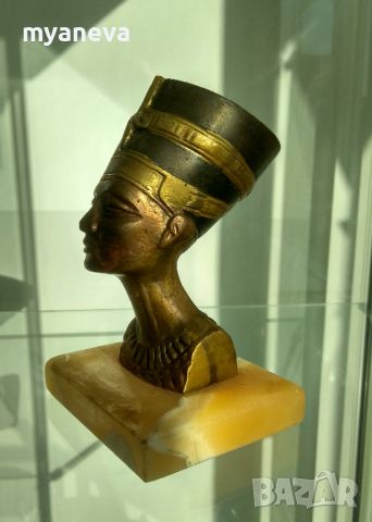 Метална статуетка на египетската кралица Нефертити. Детайлен бюст върху камък. , снимка 5 - Статуетки - 45305116