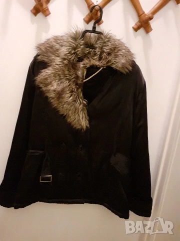 Елегантно дълго яке с кожена яка! 