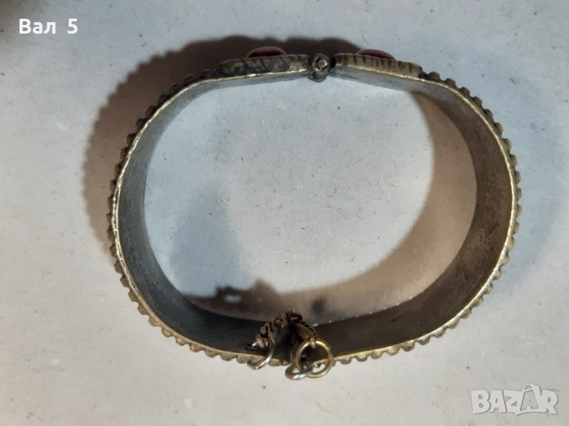 Стар накит възрожденски тип - бронзова гривна . Носия, снимка 3 - Антикварни и старинни предмети - 53075678