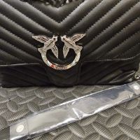 Дамска кожена чанта с дълга дръжка ,които става на две къси Pinko, снимка 6 - Чанти - 45875294