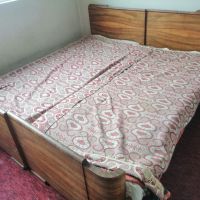 Продавам голямо легло от 2 части и нощ.шкафче, снимка 1 - Спални и легла - 45853094