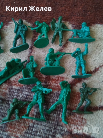 Войници пластмасови 12 броя 51726, снимка 8 - Колекции - 52105750