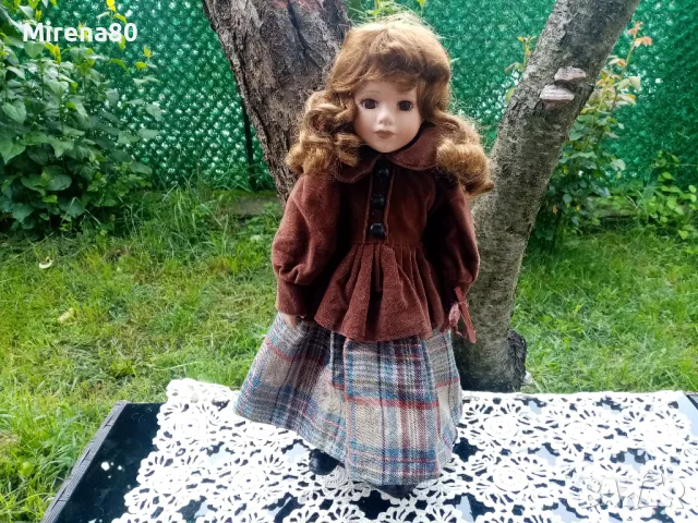 Колекционерска порцеланова кукла