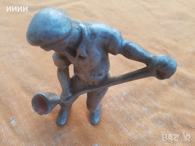 Пластика статуетка леяр