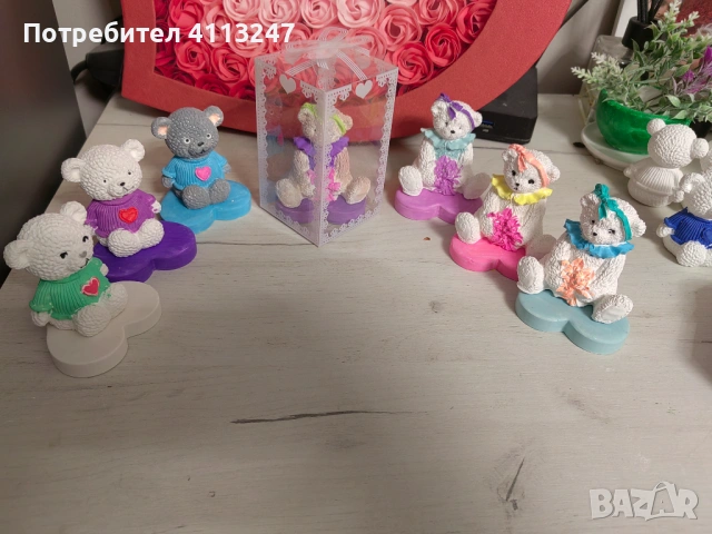 Ръчно изработени керамични меченца върху сърце