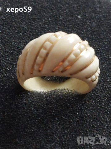 Рядък дамски пръстен от слонова кост,украсен с 14 каратово злато, снимка 2 - Пръстени - 52432228