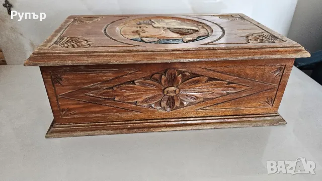 Стара дървена кутия