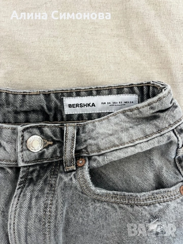 Дънкови къси панталони Bershka 34 🤍 с накъсвания, снимка 3 - Къси панталони и бермуди - 53599663
