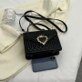 Дамска черна чанта със сърце, снимка 5