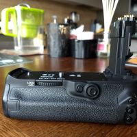 Canon BG-E16 Battery Grip / грип за батерии LP-E6N или AA за фотоапарат EOS 7D Mark II, снимка 3 - Батерии, зарядни - 45944227