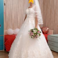 Булчинска рокля с подарък чанта и воал, снимка 1 - Сватбени рокли - 40821449