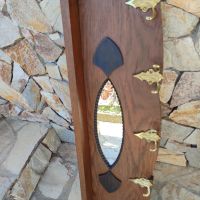 Старинна дървена закачалка с рафт с огледало и месингови двойни държачи , снимка 1 - Декорация за дома - 45312990