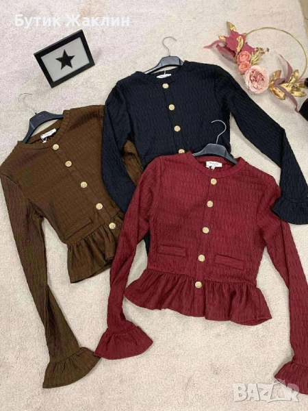 Стилни дамски блузи с ефектни златни копчета и къдрички, снимка 1