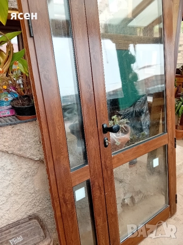 Продавам алуминиева врата цвят орех термо 