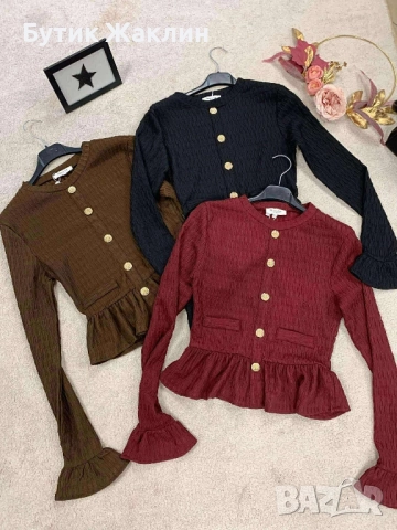 Стилни дамски блузи с ефектни златни копчета и къдрички, снимка 1