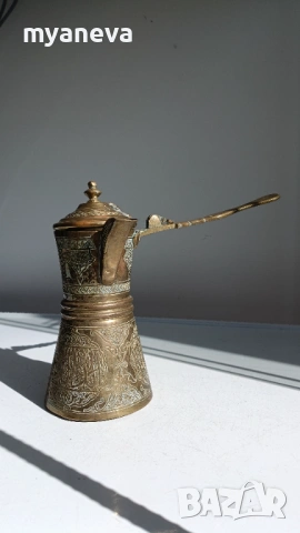 Традиционен арабски  кафеник, известен като далла (dallah). 