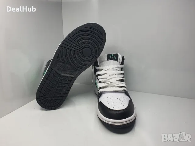 Кецове Nike Air Jordan 1 Mid 

Чисто нови с кутия.

Размер: 42 стелка 26.5 см

Цена: 189лв., снимка 3 - Маратонки - 48210080