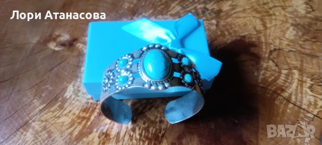 Винтидж гривна от сплав, инкрустирана с тюркоаз и флорални декорации, с регулируем дизайн на отвора, снимка 3 - Гривни - 54003430