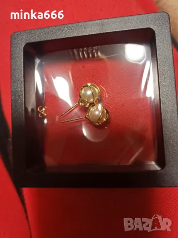 Златни обеци с перли.