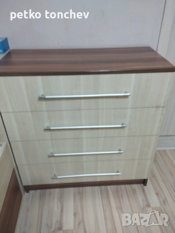 Продавам двойно легло тип сандвич с матраци вградена ракла и шкаф 