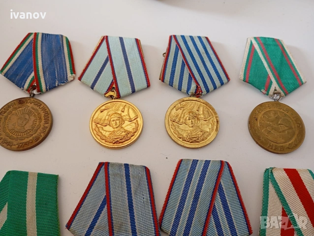 Военни медали за заслуги, и значки , снимка 8 - Колекции - 53767427