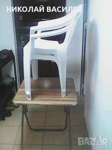 Сгъваема  маса   и    два  бели  стола   .