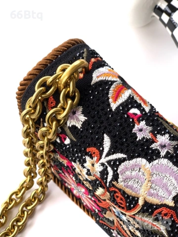 Дамска чанта V.A.L.E.N.T.I.N.O, снимка 7 - Чанти - 53297207