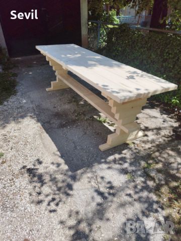 Масивна дървена маса 
