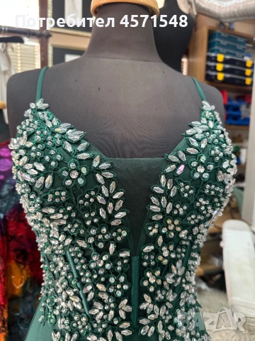 Продавам балната си рокля закупена е през януари месец пробвана е само 2 пъти