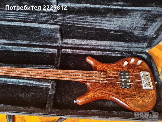 Бас китара Tanglewood с твърд куфар.