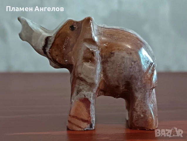 Фигурка Слонче от мраморен оникс. 